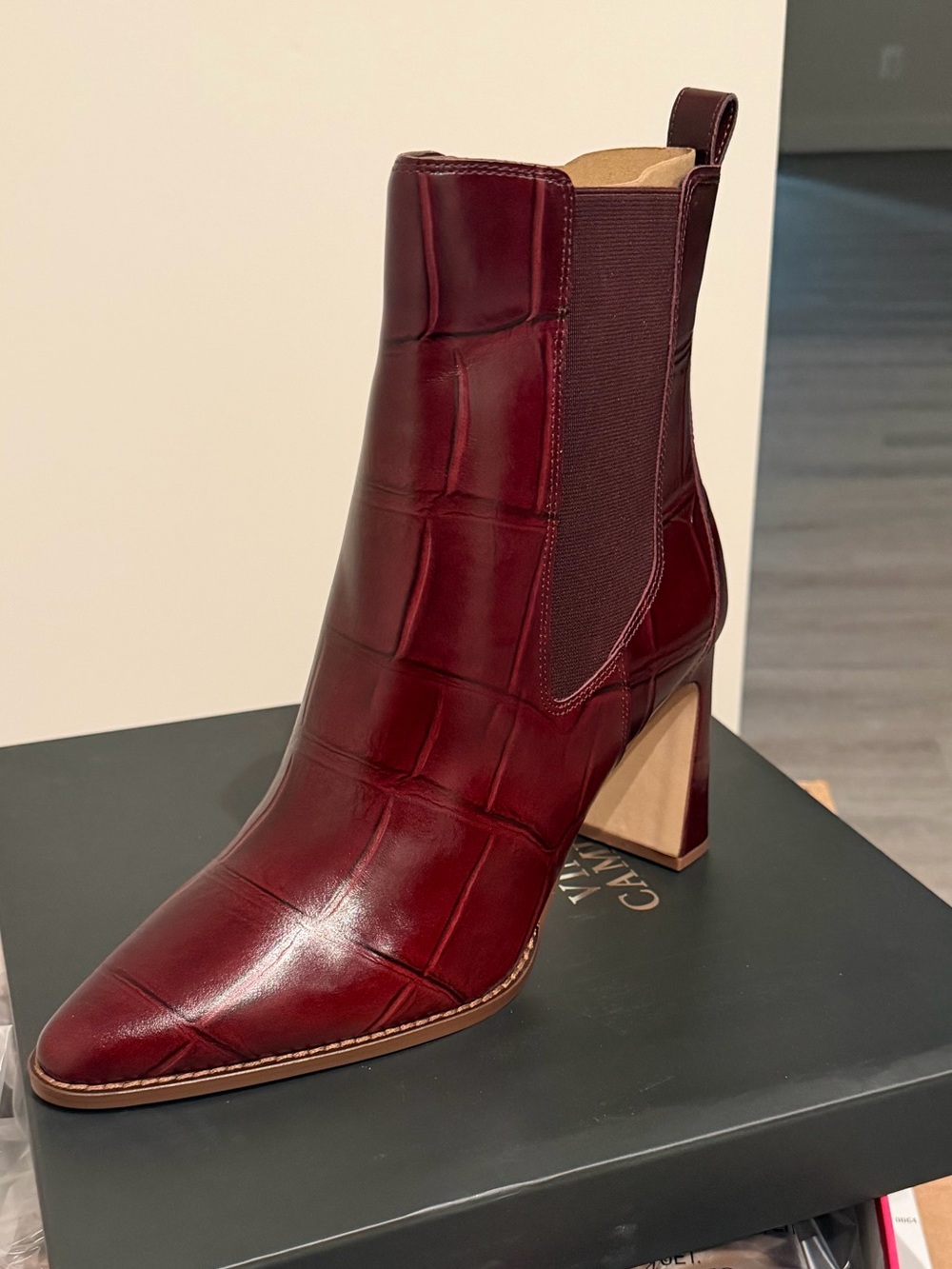 Beautiful Leather Plum Ankle Boots Croc Embossed Vince Camuto New in Box